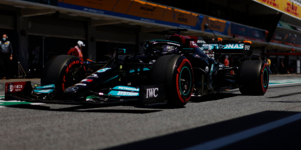 Hamilton získal v Barceloně stou pole position v kariéře