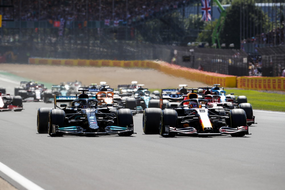 Silverstone nabídl šokující incident, závod vyhrál Hamilton