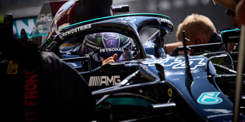 Kvalifikaci v Maďarsku ovládl Hamilton, Sainz havaroval