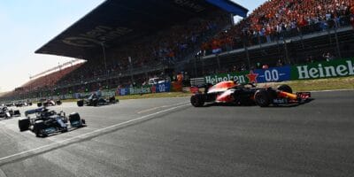 Strategickou bitvu v oranžovém šílenství vyhrál Verstappen