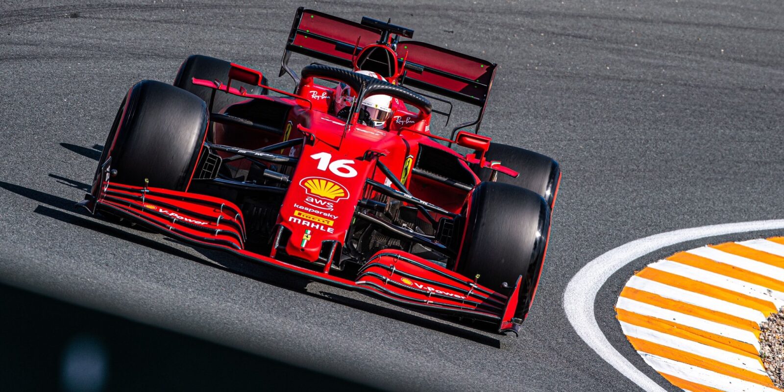 Druhý trénink nedokončil Hamilton, piloti Ferrari na čele