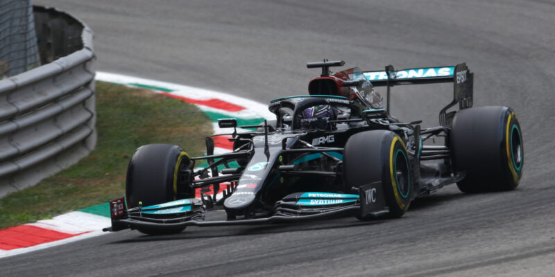 Poklidný trénink v Itálii ovládl Lewis Hamilton