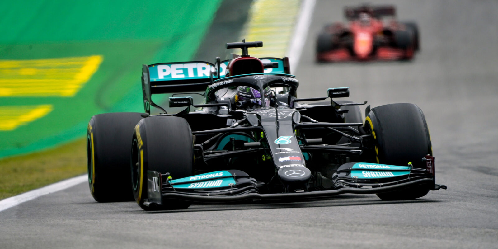 Páteční kvalifikaci na Interlagosu ovládl Lewis Hamilton