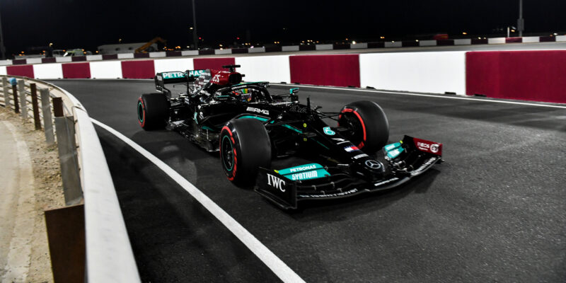 V noční kvalifikaci deklasoval konkurenci Lewis Hamilton