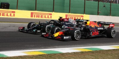 Hamiltona nezastavila ani penalizace a vyhrál v Brazílii