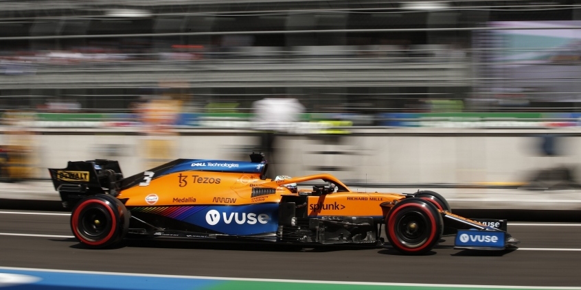Daniel Ricciardo sa ospravedlnil za nehodu z prvej zákruty