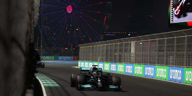 Kvalifikaci v Džiddě ovládl Hamilton, Verstappen v bariéře