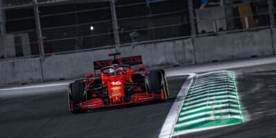 Druhý volný trénink pod září reflektorů, Leclerc havaroval