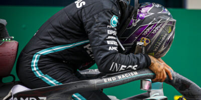 FIA prošetřuje, Hamilton mlčí. Hodí Brit Mercedesu vidle?