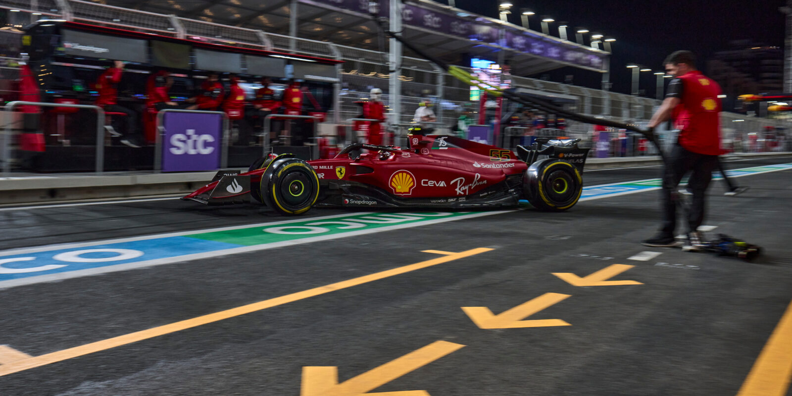 F1 potvrdila po noční schůzce jezdců, že se bude závodit
