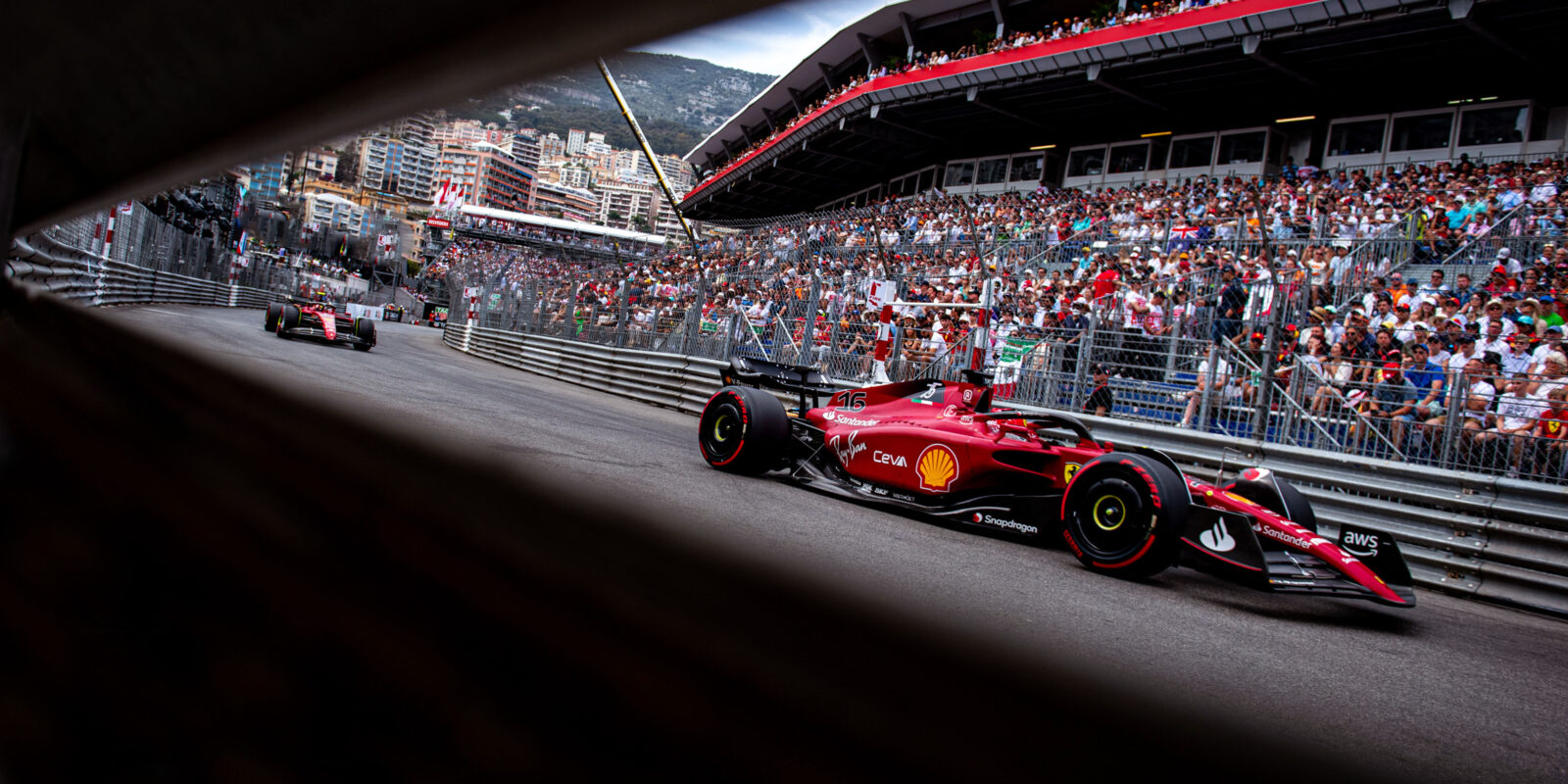 Leclerc oslavuje domácí pole position v ulicích Monaka