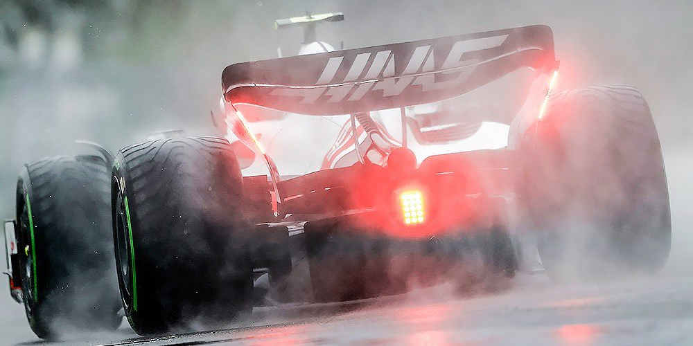 Jezdci týmu Haas startují do závodu ze třetí řady
