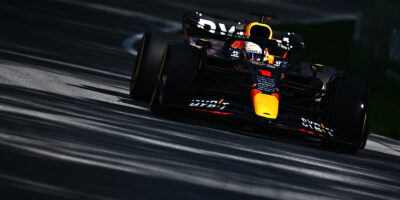Ve druhém tréninku na čele Verstappen před jezdci Ferrari
