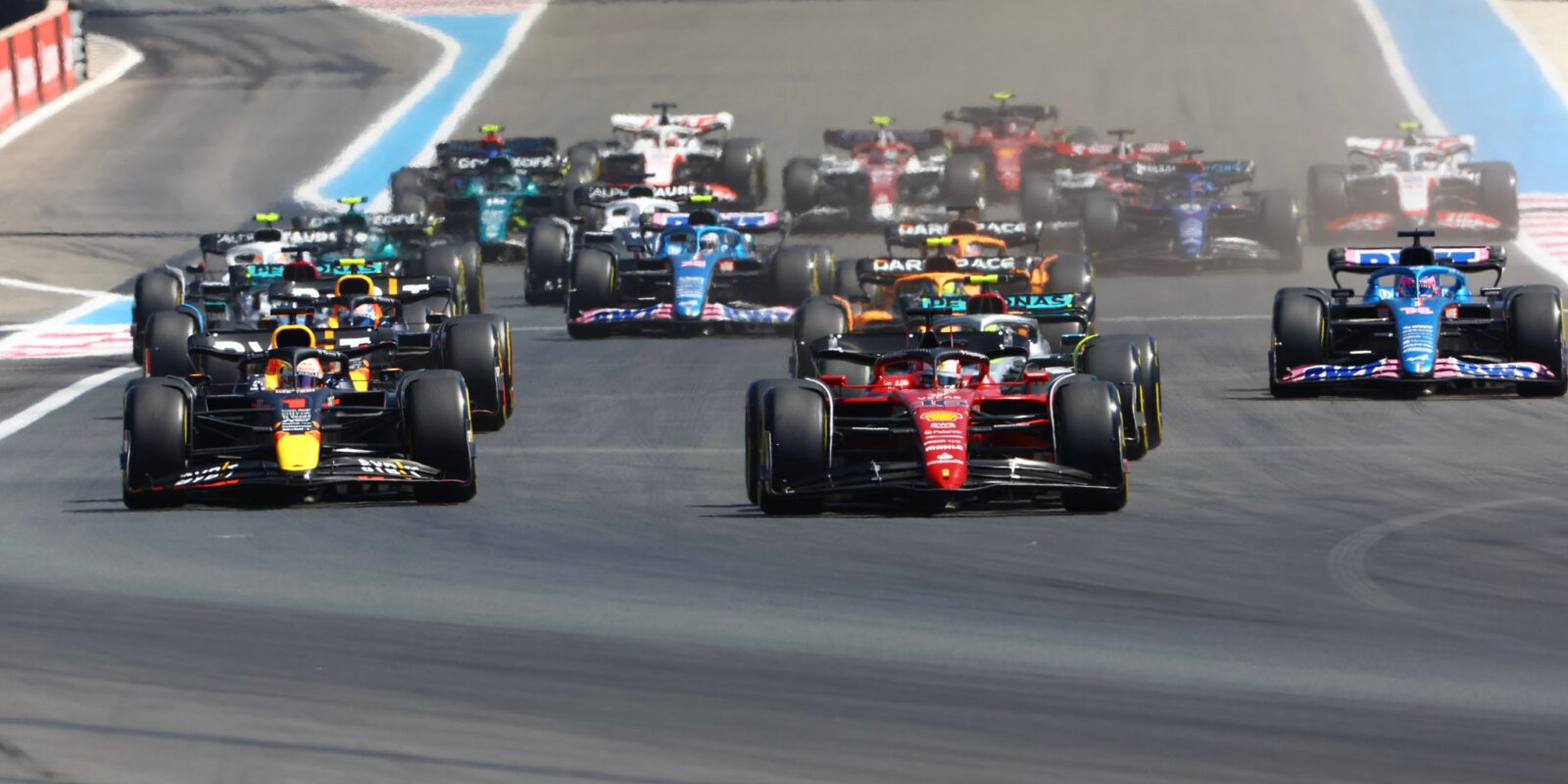 Tragédie pro Ferrari ve Francii, závod ovládl Verstappen