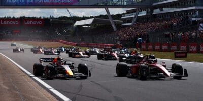 Na Silverstonu vyhrál poprvé Sainz, Čou měl velkou havárii