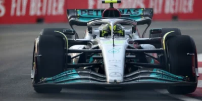 V přerušeném FP1 v Singapuru Hamilton těsně před Verstappenem