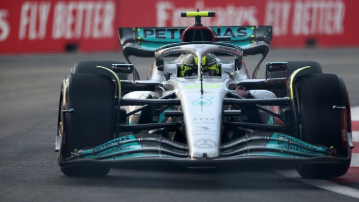 V přerušeném FP1 v Singapuru Hamilton těsně před Verstappenem