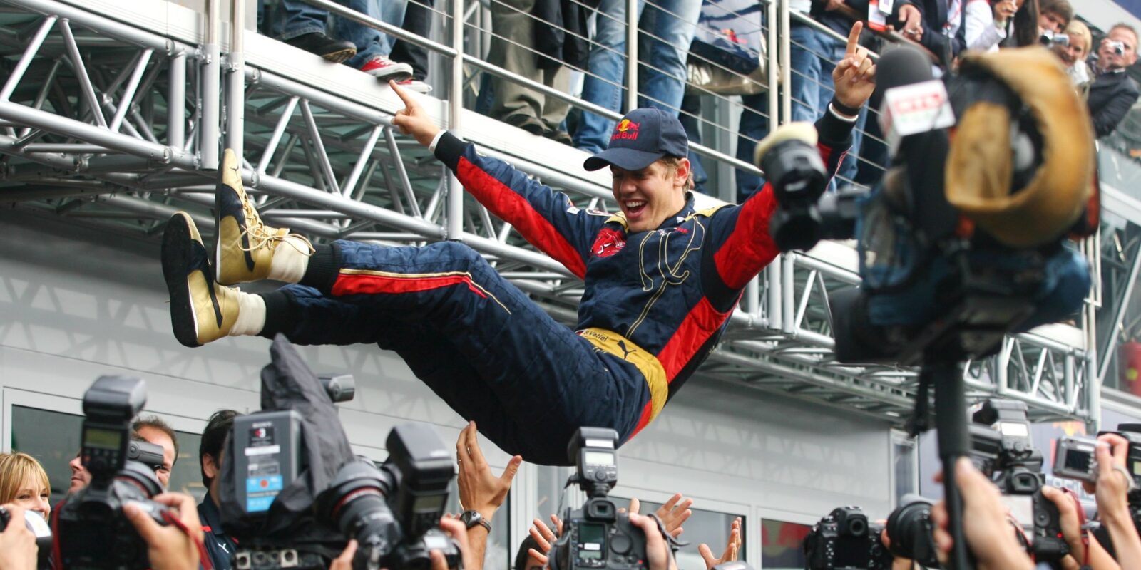 Sebastian Vettel: Příběh velikána F1 – Od motokár po pohádkové vítězství na Monze 2008