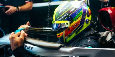 První trénink v Abú Zabí ovládl Lewis Hamilton
