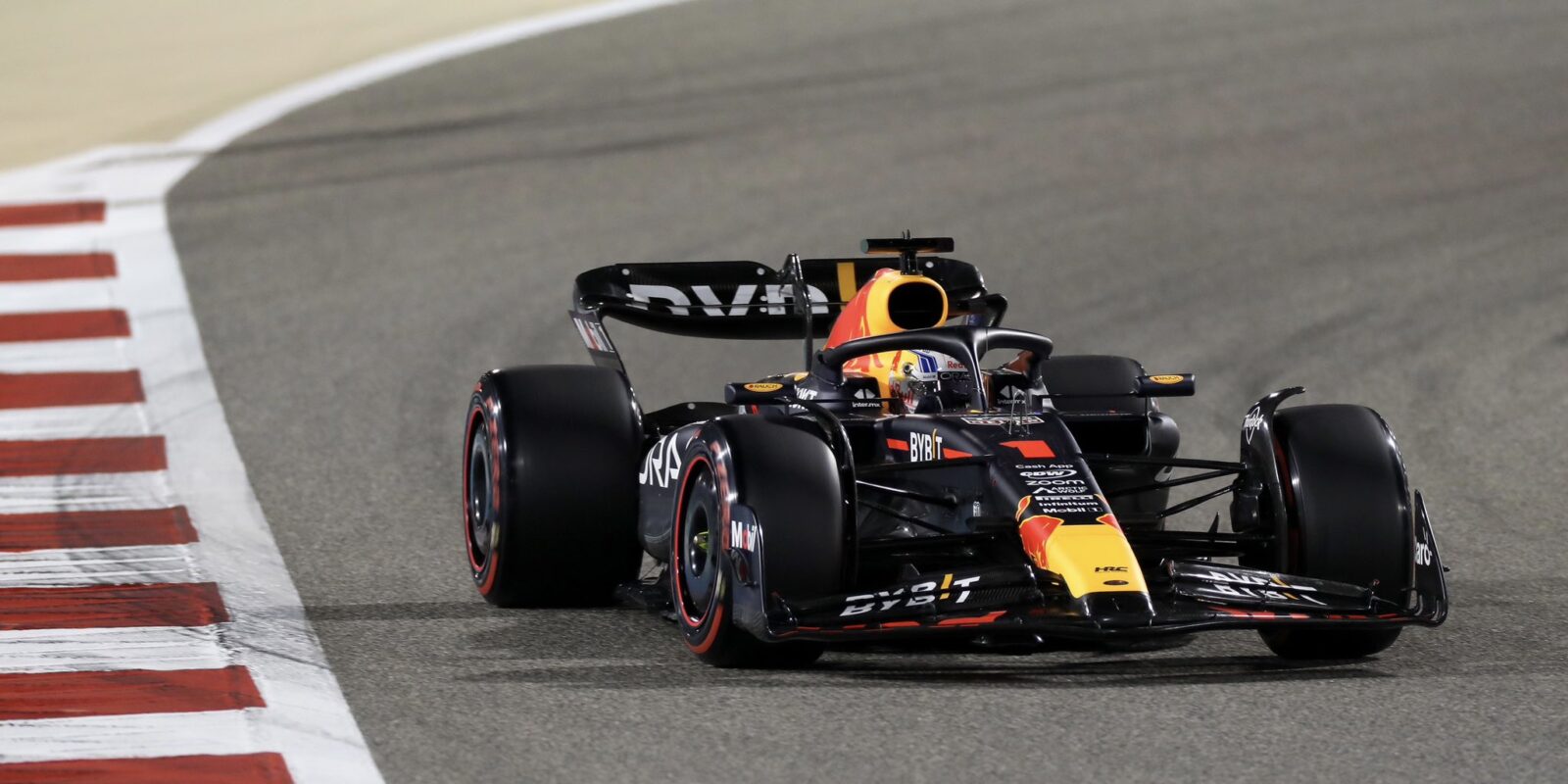 Z pole position v Bahrajnu odstartuje Verstappen, Alonso pátý