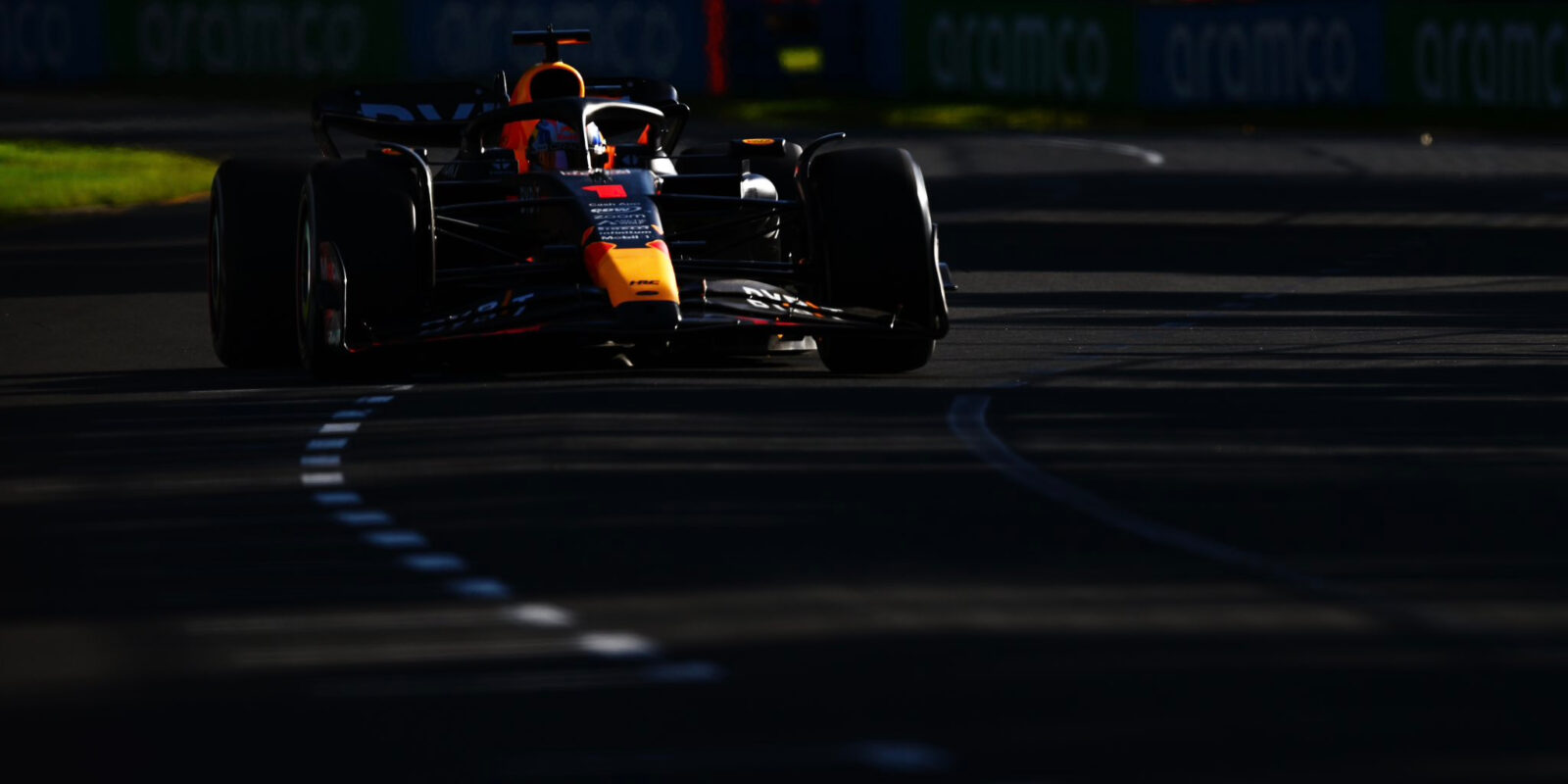 Chaotický konec závodu v Austrálii ovládl Max Verstappen