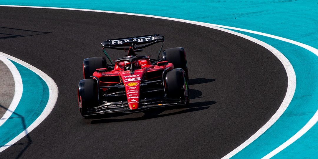 Ferrari trápí nedostatek závodního tempa a konzistence