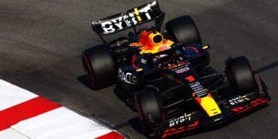 Pole position v ulicích Monaka získal Max Verstappen