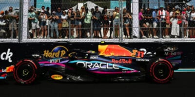 Pole position si zajistil v Miami Pérez, Leclerc v bariéře