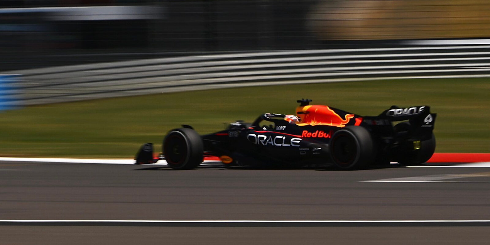 V prvním tréninku na Silverstonu byl nejrychlejší Max Verstappen