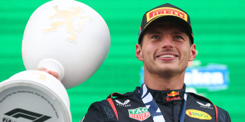 Chaotický závod vyhrál na domácí půdě Max Verstappen