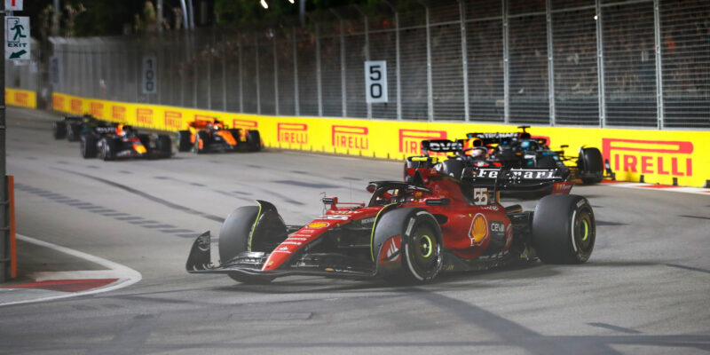 Sainz si chytrou jízdou v Singapuru zajistil vítězství