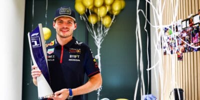 Max Verstappen si na trofej počká až do prosince