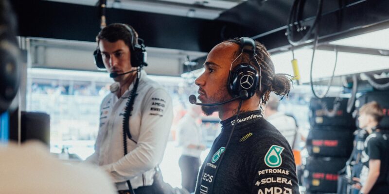 Hamilton kritizuje Red Bull kvůli malé podpoře Péreze