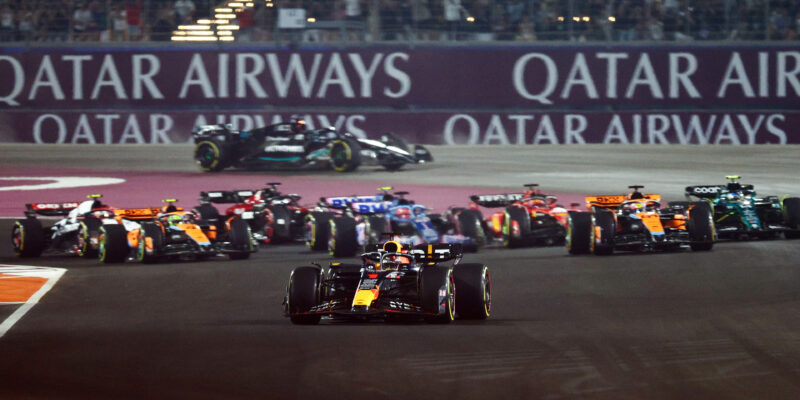 Netradiční závod se zastávkami v Kataru vyhrál Verstappen