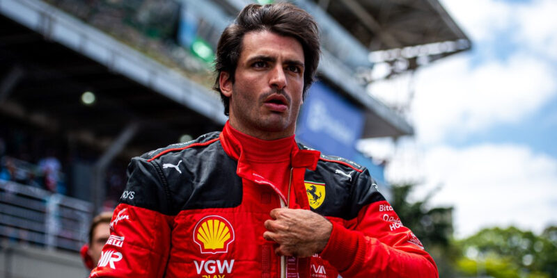 Carlos Sainz reaguje na selhání Ferrari v Brazílii