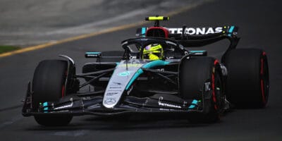 Hamilton přiznává, že Russell se s autem vypořádává lépe