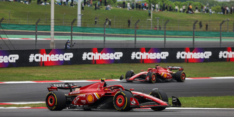 Piloti Ferrari si incident po sprintu nevyříkali