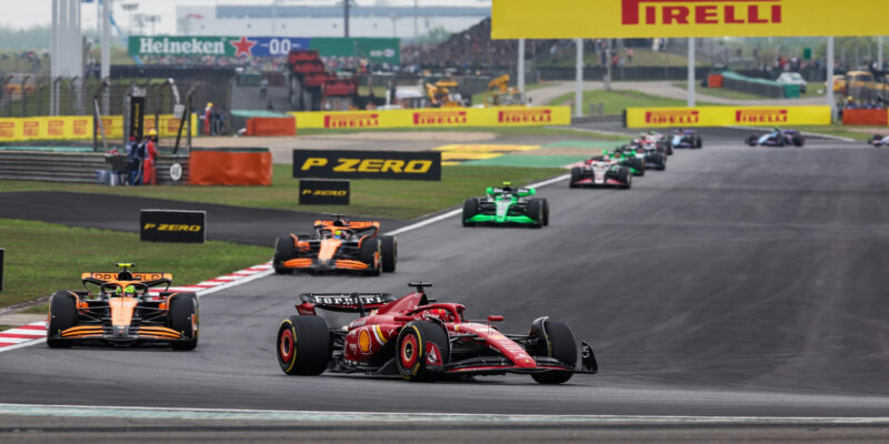 Leclerc si myslí, že Ferrari může bojovat o stupně vítězů