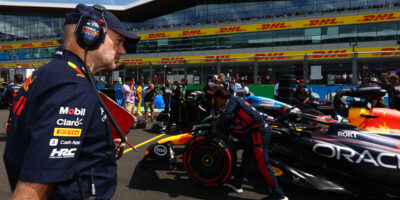 Italský tisk tvrdí, že Newey se setkal v Londýně s Ferrari