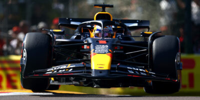 Pole position v Imole získal těsně Max Verstappen