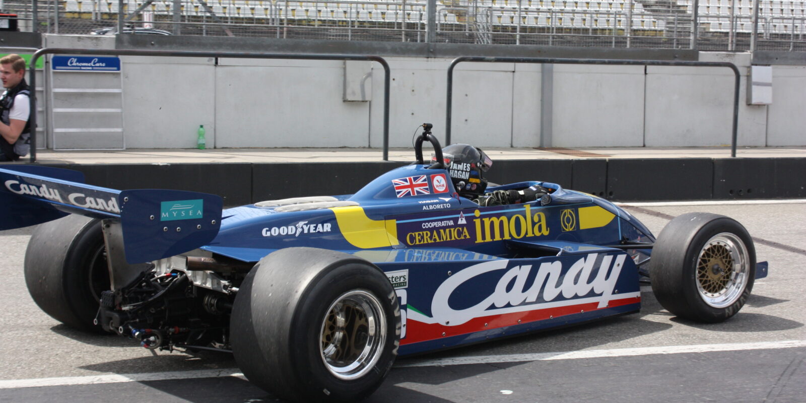 Formule 1 Masters v Brands Hatchi: Wrigley a jeho Tyrrell 011