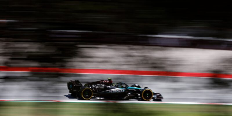 Lewis Hamilton nejrychlejší ve druhém tréninku na VC Španělska