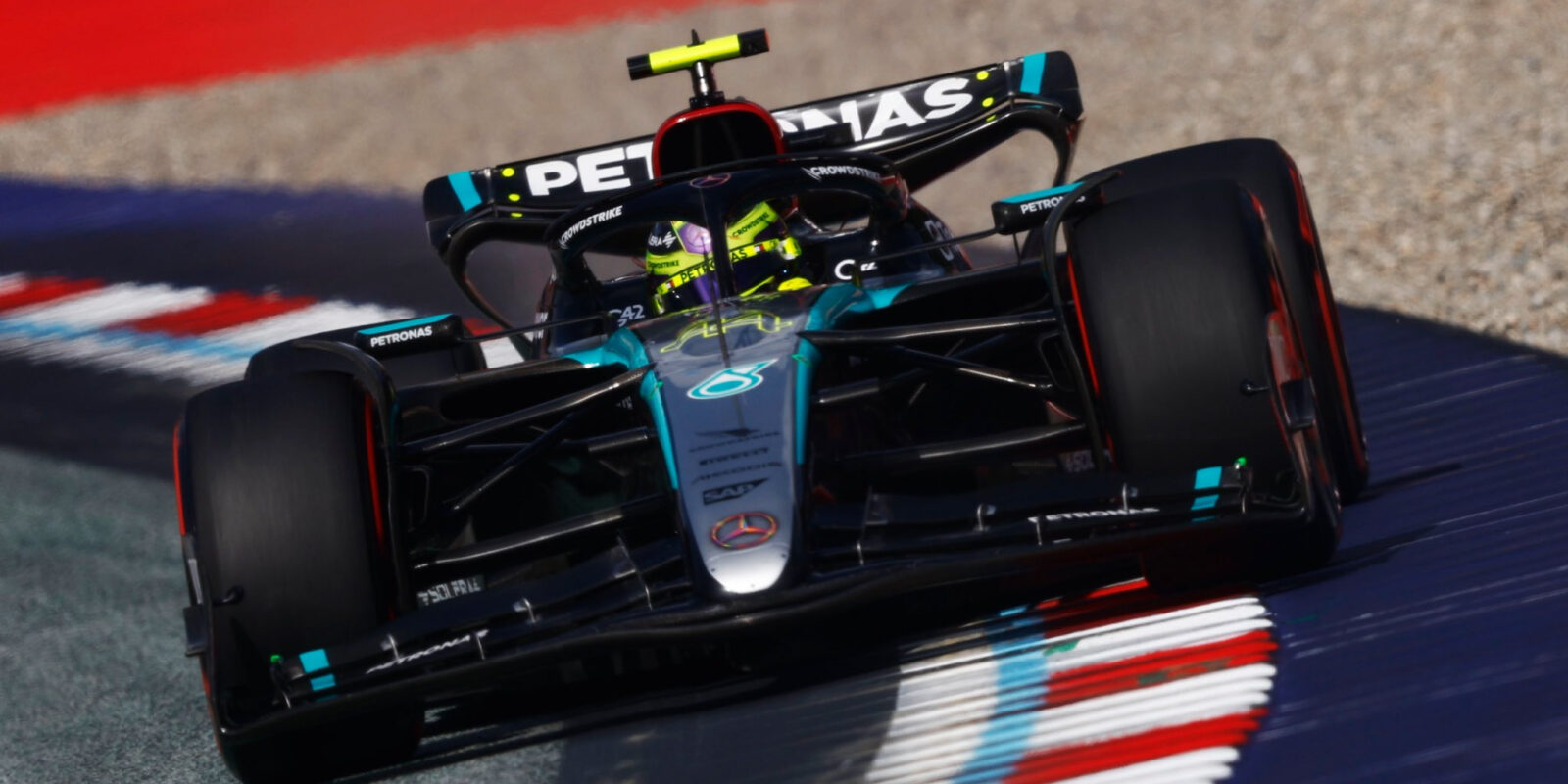Hamilton: Na Verstappena jsme ztráceli v rychlých zatáčkách