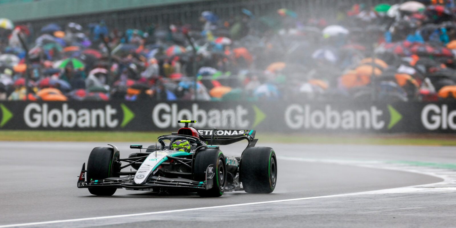 Proměnlivý závod na Silverstonu ovládl Lewis Hamilton