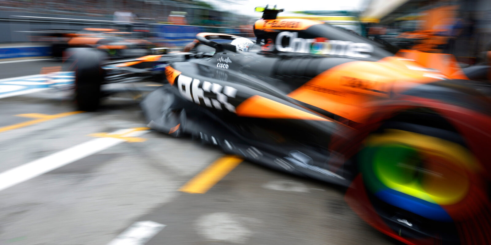 McLaren obsadil první řadu v Maďarsku, Pérez opět boural