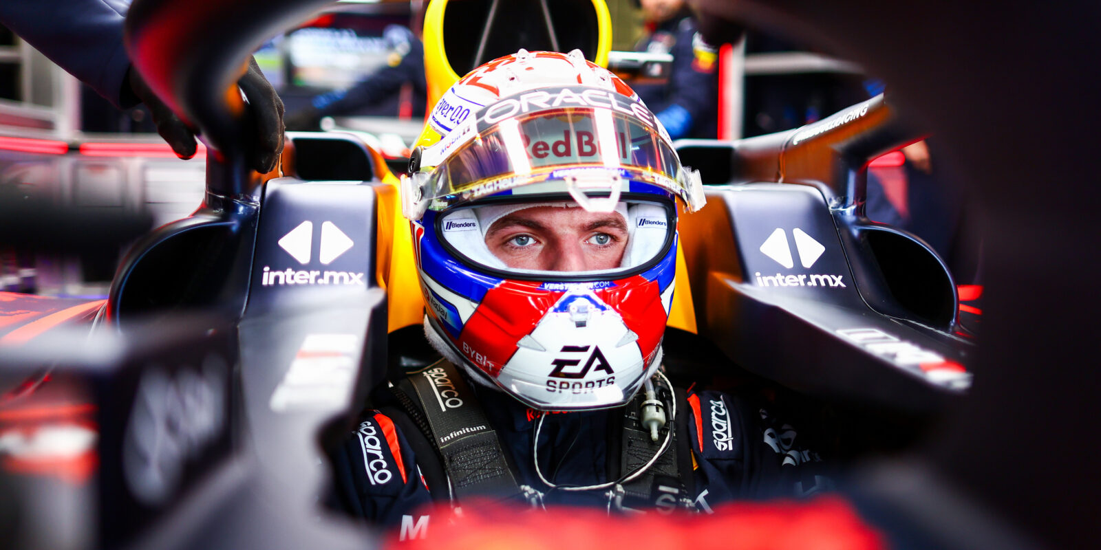 Max Verstappen brání Sergia Péreze na Silverstonu