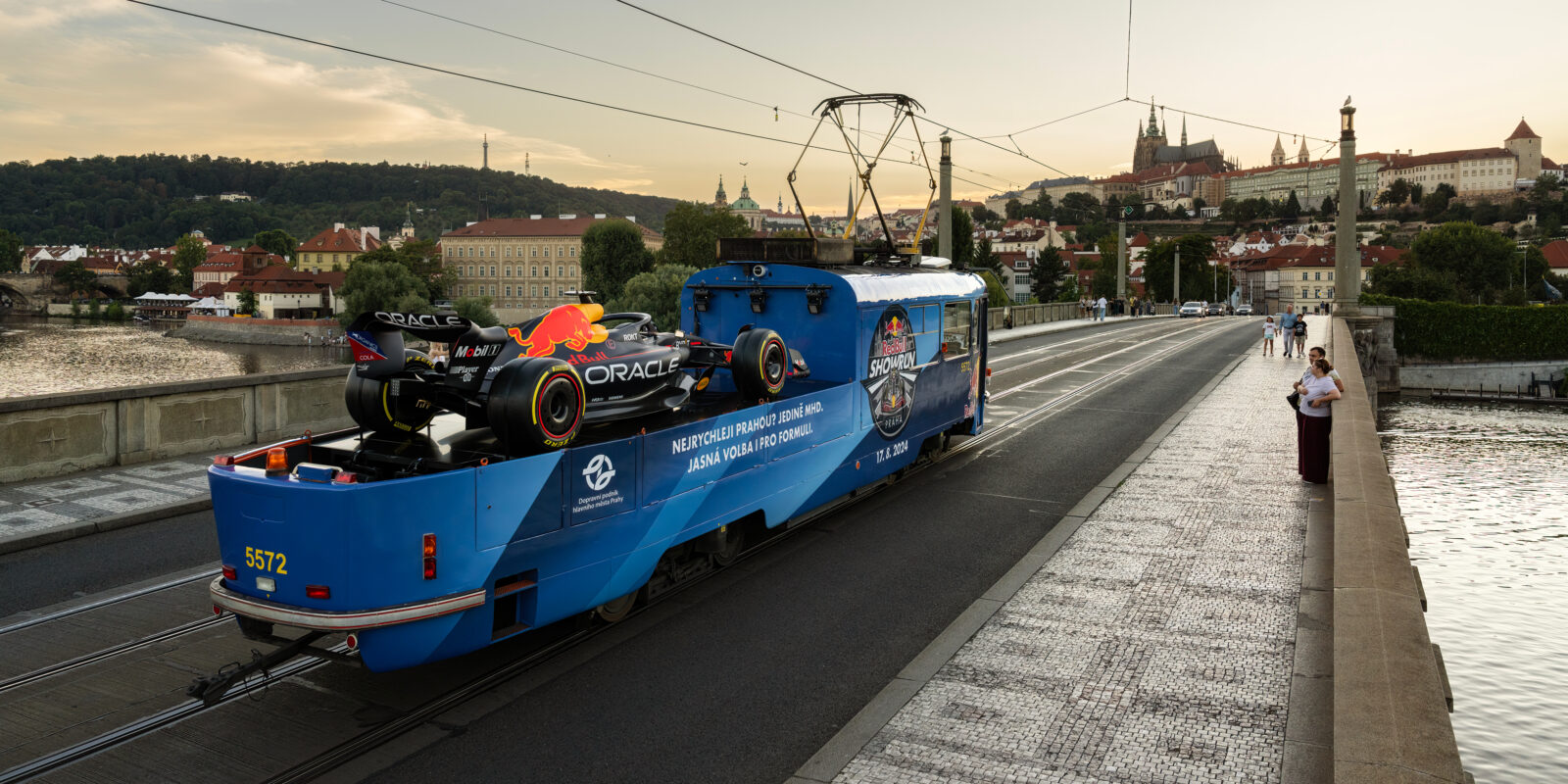 Pražské ulice brázdí tramvaj se skutečnou formulí