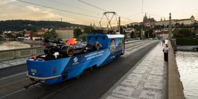 Pražské ulice brázdí tramvaj se skutečnou formulí