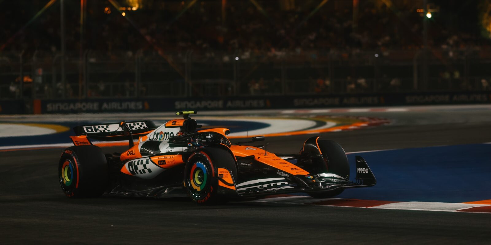 Výsledky FP2 VC Singapuru: Norris nejrychlejší, Russell ve zdi