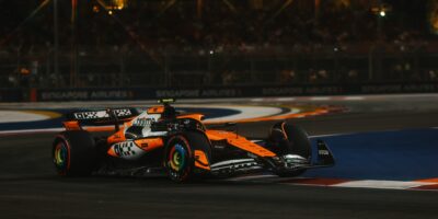Výsledky FP2 VC Singapuru: Norris nejrychlejší, Russell ve zdi